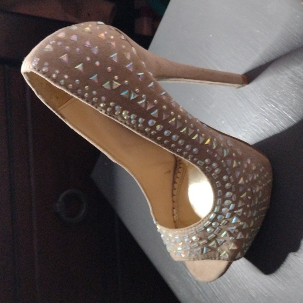 Stunning Suede beige shi by Journeys 6in stilettos with crystals sz 6.5 womens